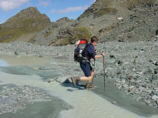 Sprung über den Grand Desert Gletscher